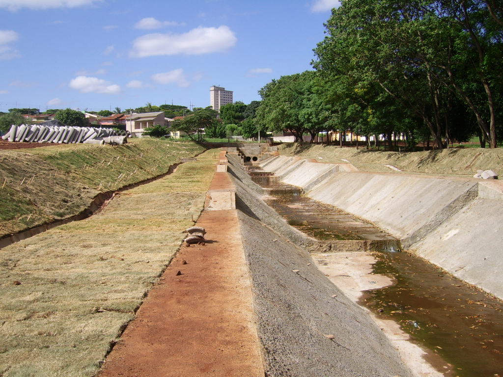 Canal revestido em gabião tipo colchão